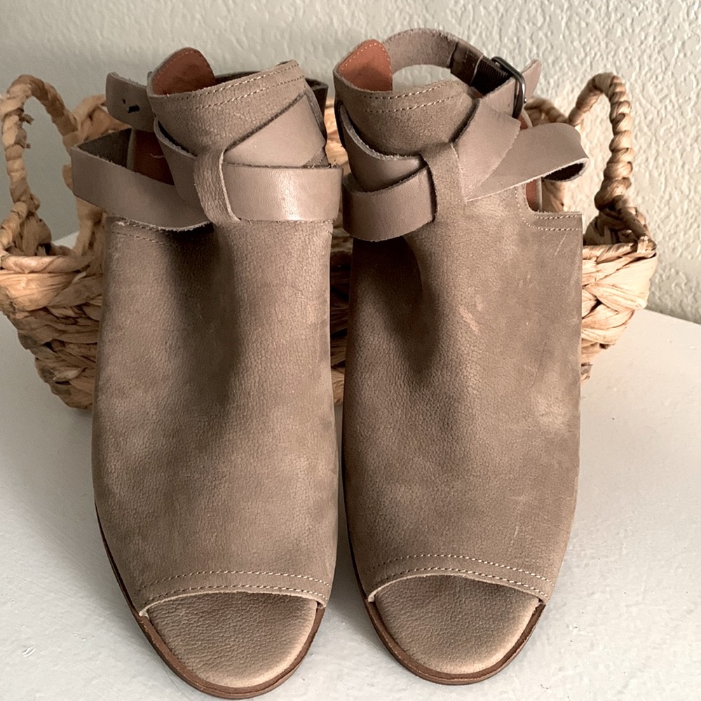 Taupe/Tan ultra suede peep toe Booties by Lucky Brand in 9- EUC